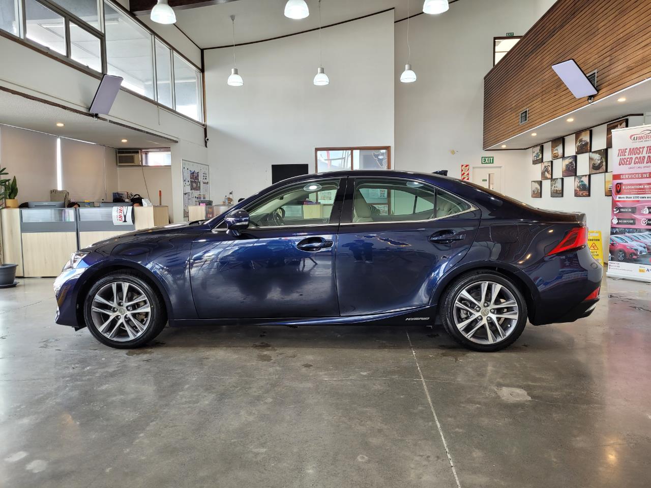 2017 Lexus IS 300h