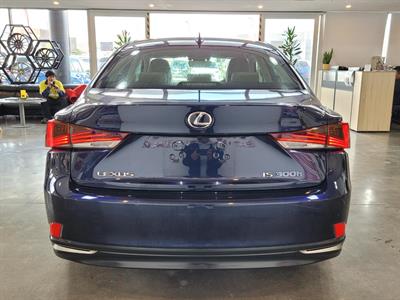 2017 Lexus IS 300h - Thumbnail