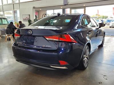 2017 Lexus IS 300h - Thumbnail