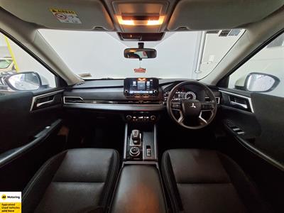 2023 Mitsubishi Outlander - Thumbnail