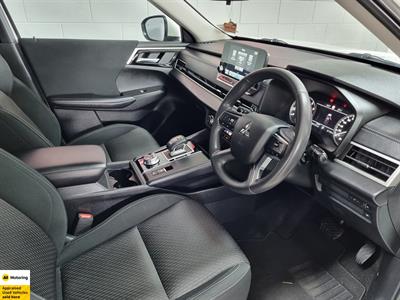 2023 Mitsubishi Outlander - Thumbnail