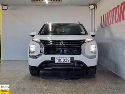 2023 Mitsubishi Outlander - Thumbnail