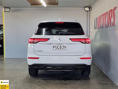 2023 Mitsubishi Outlander - Thumbnail