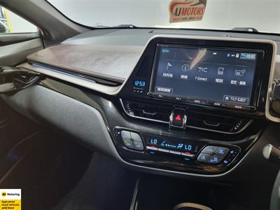 2017 Toyota C-HR - Thumbnail