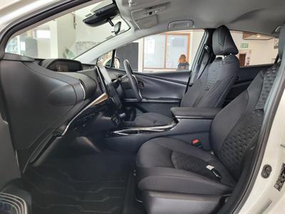 2017 Toyota Prius - Thumbnail