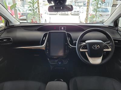 2017 Toyota Prius - Thumbnail