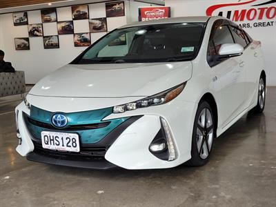 2017 Toyota Prius - Thumbnail