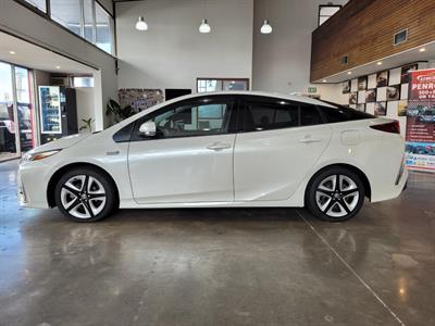 2017 Toyota Prius - Thumbnail