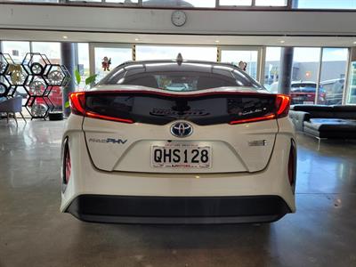2017 Toyota Prius - Thumbnail