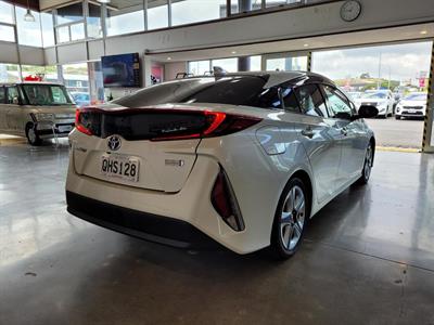 2017 Toyota Prius - Thumbnail