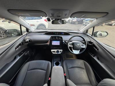 2016 Toyota Prius - Thumbnail