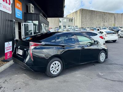 2016 Toyota Prius - Thumbnail