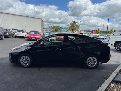 2016 Toyota Prius - Thumbnail