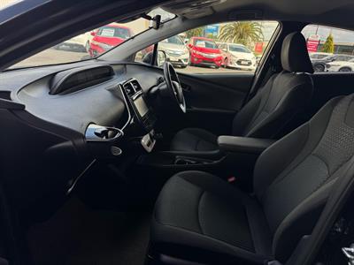 2016 Toyota Prius - Thumbnail