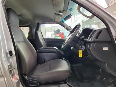2015 Toyota Hiace - Thumbnail