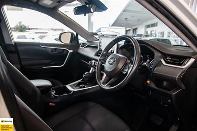 2021 Toyota RAV4 - Thumbnail