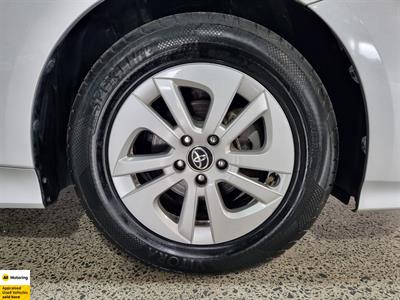 2018 Toyota Prius - Thumbnail