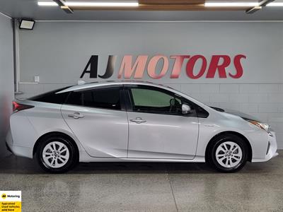 2018 Toyota Prius - Thumbnail