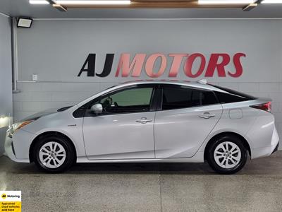 2018 Toyota Prius - Thumbnail