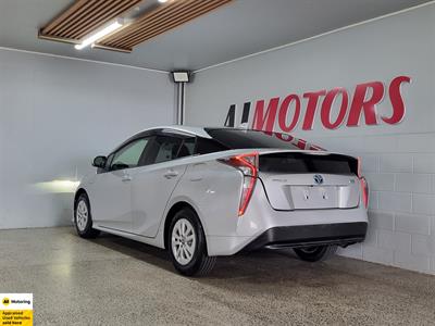 2018 Toyota Prius - Thumbnail