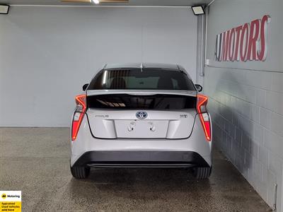 2018 Toyota Prius - Thumbnail