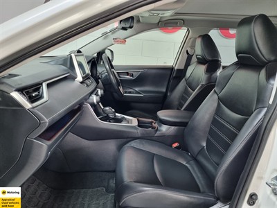 2020 Toyota RAV4 - Thumbnail