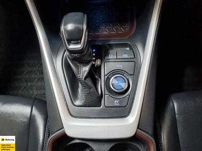 2020 Toyota RAV4 - Thumbnail