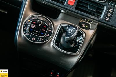 2014 Toyota Voxy - Thumbnail