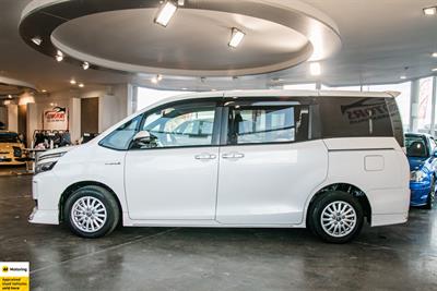 2014 Toyota Voxy - Thumbnail
