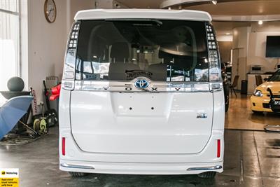 2014 Toyota Voxy - Thumbnail