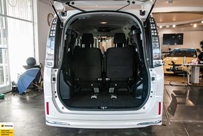 2014 Toyota Voxy - Thumbnail