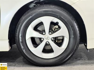 2014 Toyota Prius - Thumbnail