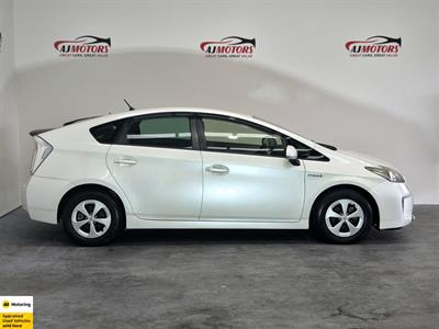 2014 Toyota Prius - Thumbnail