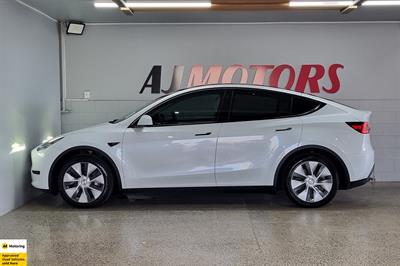 2023 Tesla Model Y - Thumbnail