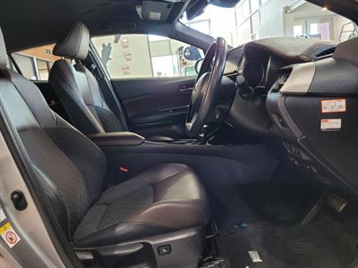 2017 Toyota C-HR - Thumbnail
