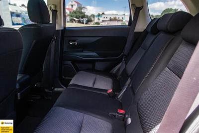 2017 Mitsubishi Outlander - Thumbnail