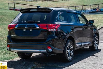 2017 Mitsubishi Outlander - Thumbnail