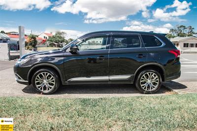 2017 Mitsubishi Outlander - Thumbnail