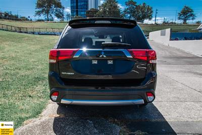 2017 Mitsubishi Outlander - Thumbnail