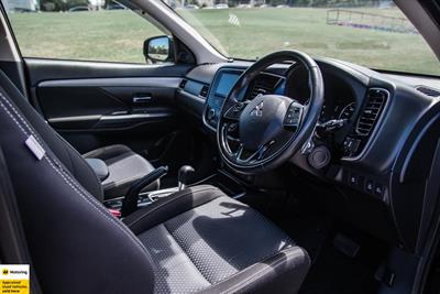 2017 Mitsubishi Outlander - Thumbnail