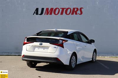 2019 Toyota Prius - Thumbnail