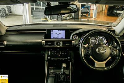 2013 Lexus IS 300h - Thumbnail
