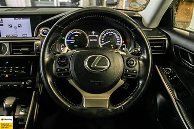 2013 Lexus IS 300h - Thumbnail