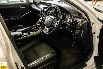 2013 Lexus IS 300h - Thumbnail