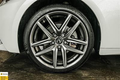 2013 Lexus IS 300h - Thumbnail