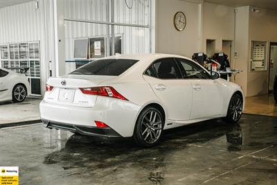 2013 Lexus IS 300h - Thumbnail