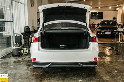 2013 Lexus IS 300h - Thumbnail