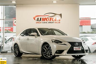 2013 Lexus IS 300h - Thumbnail
