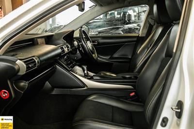 2013 Lexus IS 300h - Thumbnail