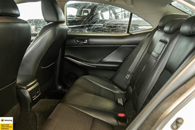 2013 Lexus IS 300h - Thumbnail